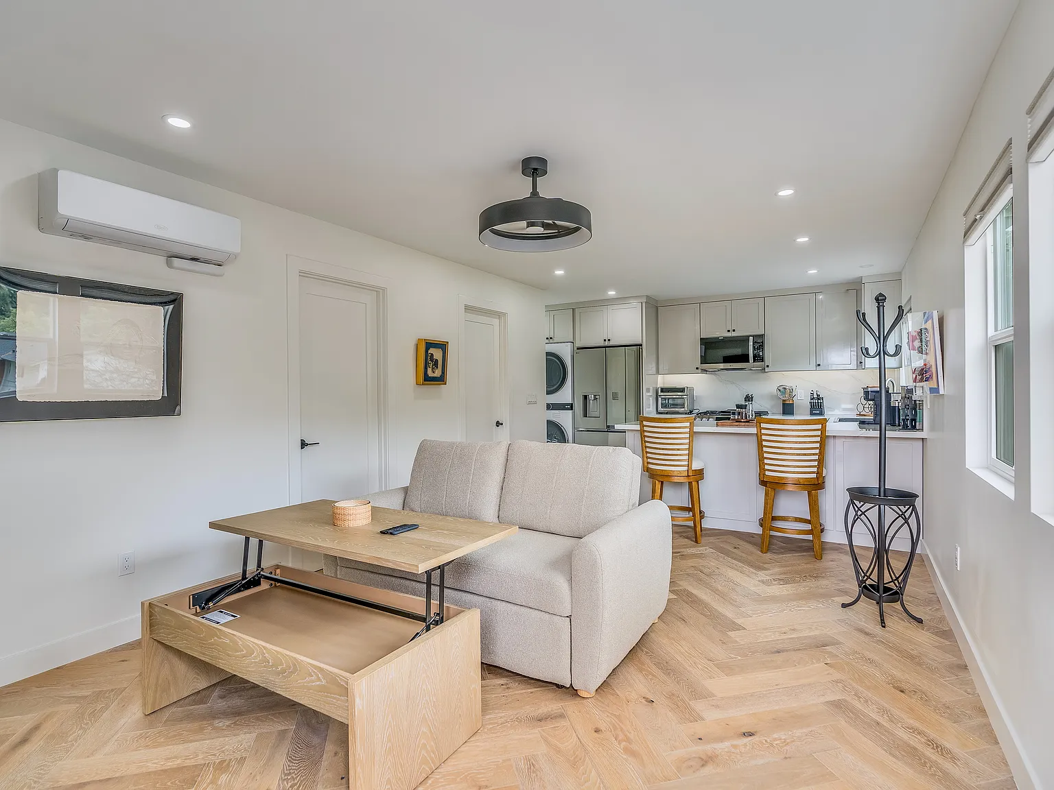 1 bed, 567 sqft, $3,190 — Photo 2