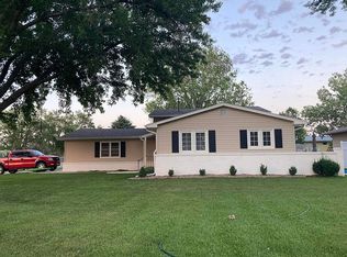 832 Maplewood Ave, Hastings, NE 68901