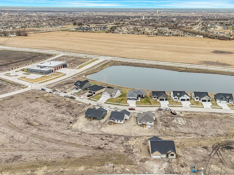 2nd image of 935 SW Cattail Rd