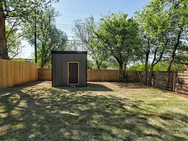 1922 W Park Pl — Photo 3
