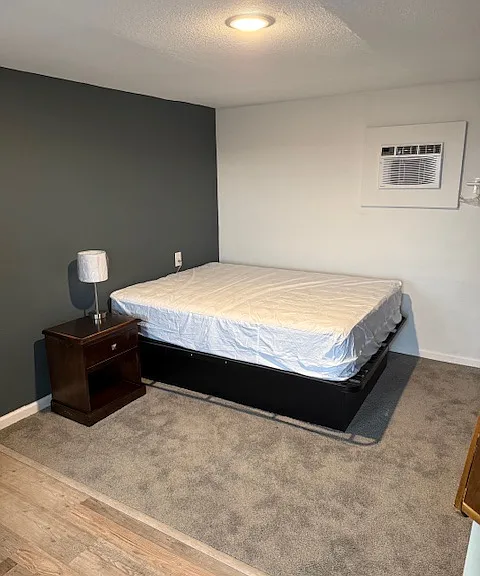 Queen bed w/night stand & Lamp