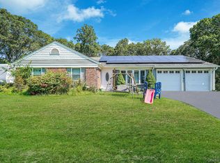 32 Summercress Ln, Coram, NY 11727