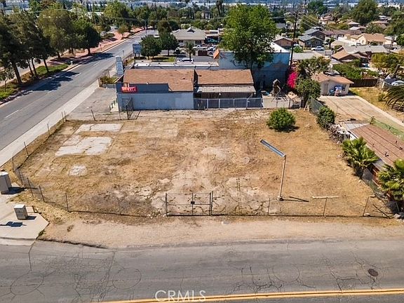 3rd image of 13653 Magnolia Ave #17