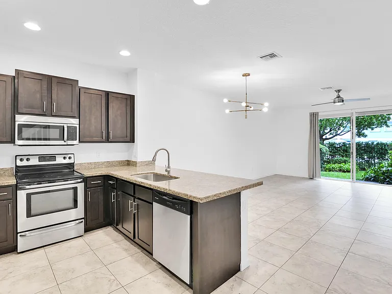 358 SE 1st Way — Photo 8