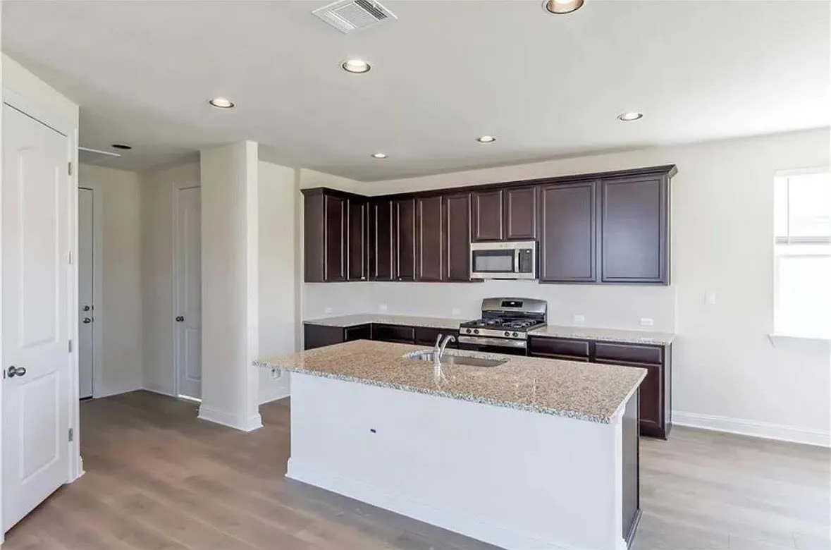 4 bed, 2.5 bath, 2265 sqft, $2,195 — Photo 3
