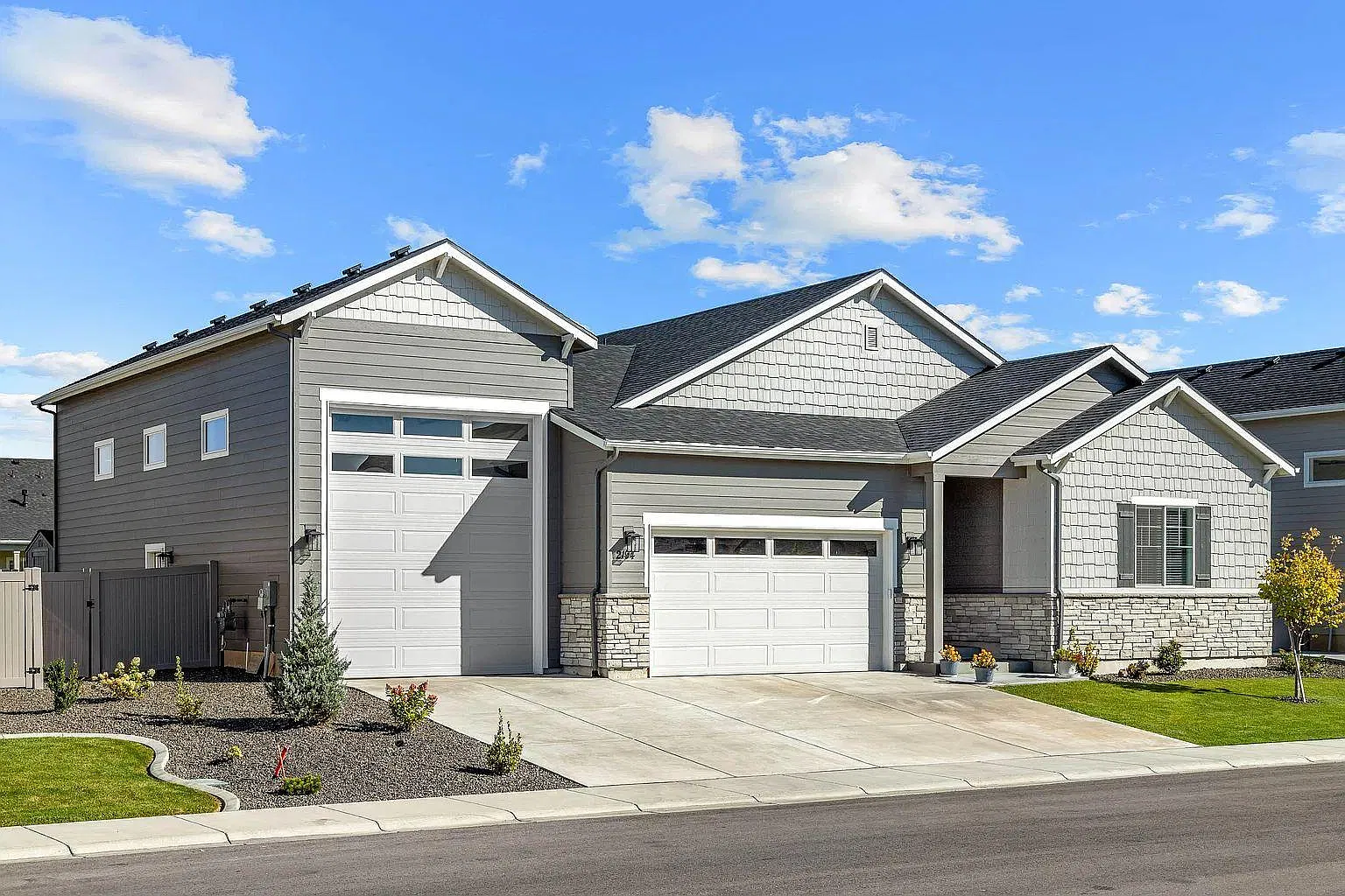 2194 N Mountain Vista Ave — Photo 1