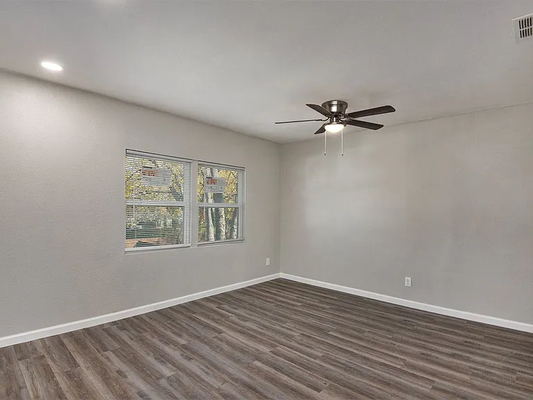 408 Dawson Cir #B — Photo 6