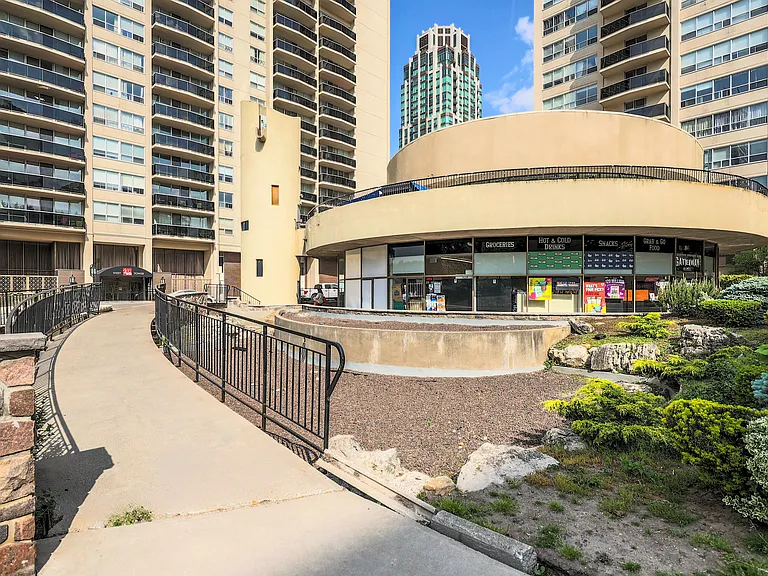 400 Walmer Rd — Photo 25
