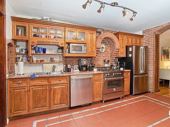 5th image of 137 W 81st St APT 2