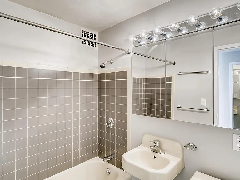 Skyline House — Photo 20
