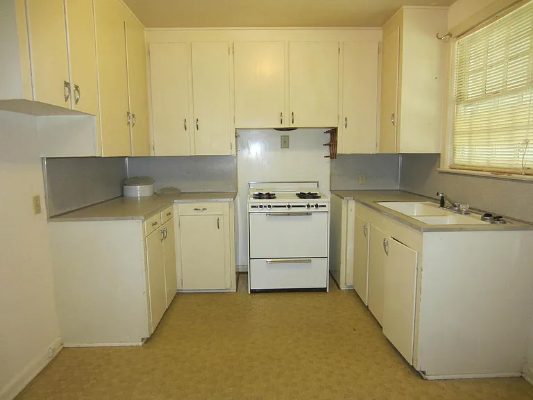 302 E College St — Photo 2