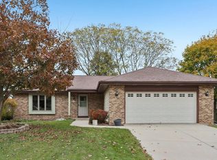 N77W15302 Crossway Dr, Menomonee Falls, WI 53051