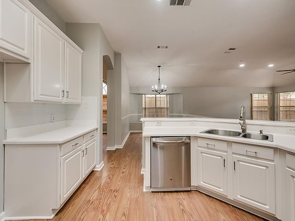 4th image of 3551 Briargrove Ln