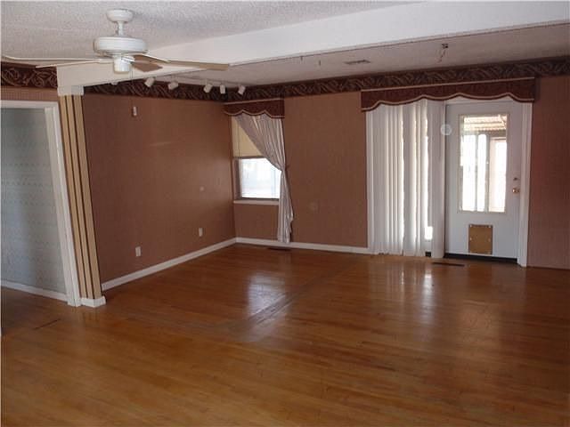 2nd image of 1117 N Harvard Ave