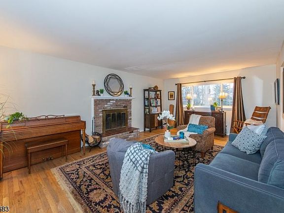 4th image of 107 Chaucer Dr
