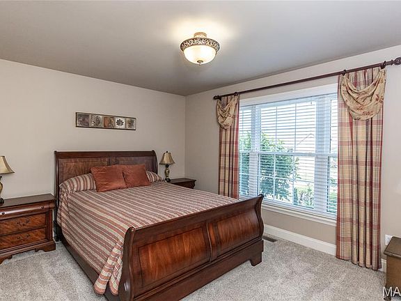 3rd image of 910 Daffodil Ridge Dr