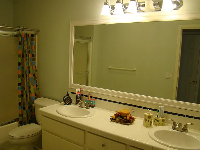 Kid's Bathroom - Upstairs