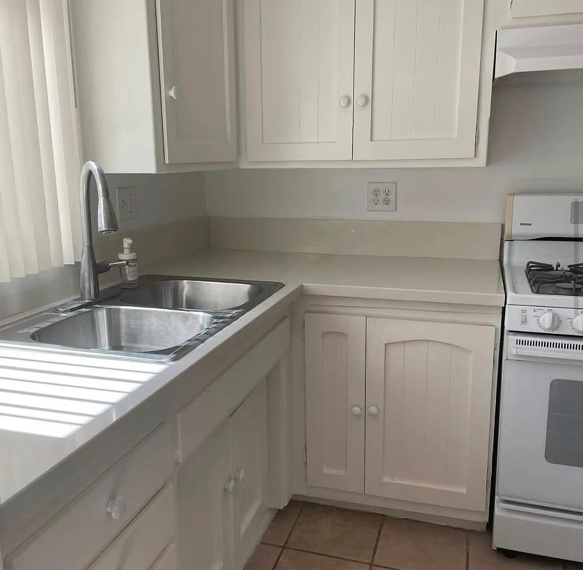 1140 Spazier Ave — Photo 4