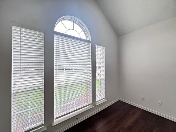 4th image of 2714 Winterberry Dr