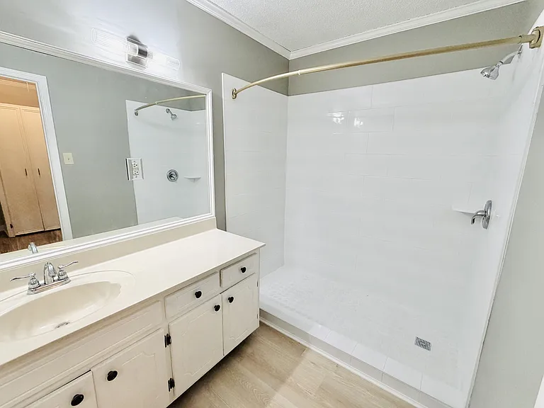 7905 Castleton Ln — Photo 8