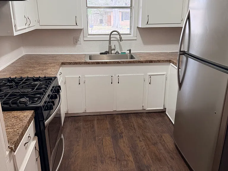 918 Roberts St — Photo 29