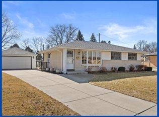 N87W18091 Summit Dr, Menomonee Falls, WI 53051