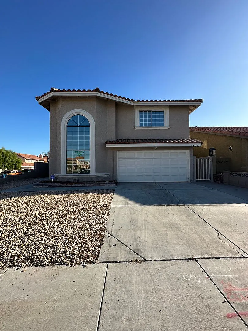 Must see 4 bedroom home in the Lakes! — Photo 2