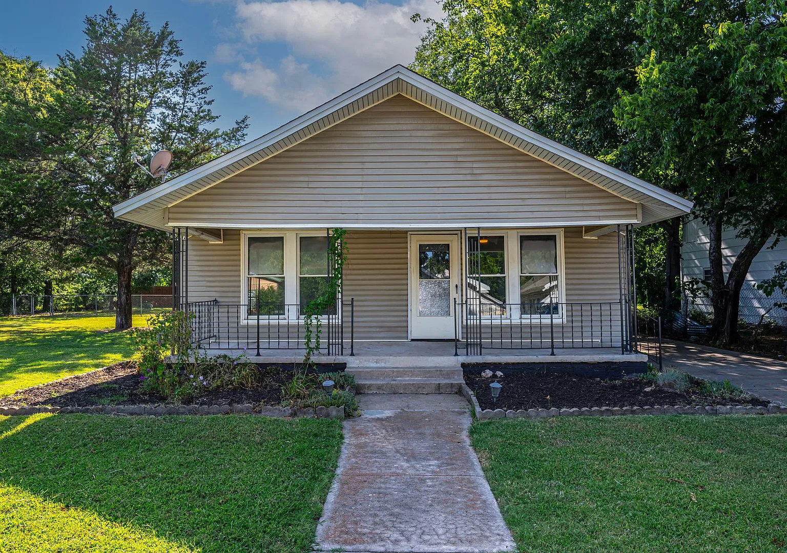 Three Bedroom For Rent $1000/Month — Photo 1