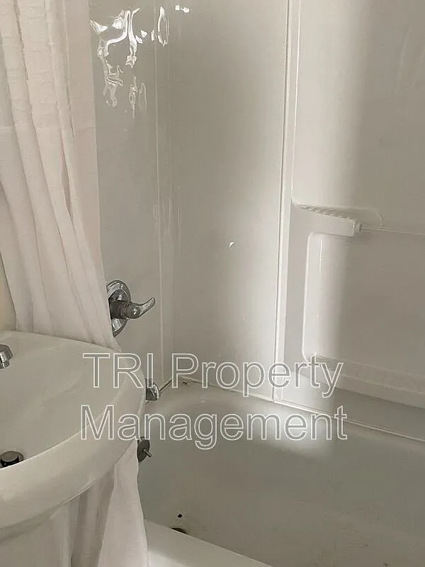 1 bed, 1.0 bath, $725 — Photo 4