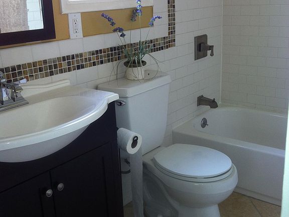 Bathroom, 3539 Laguna