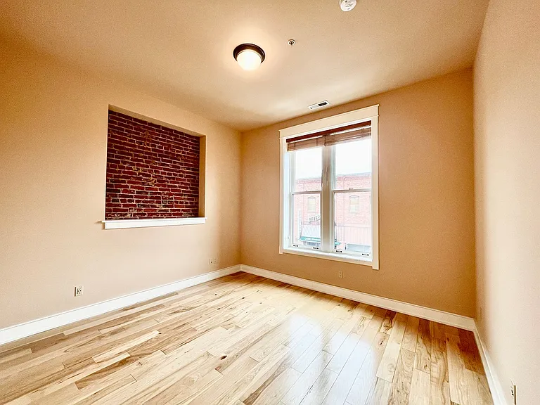 400 N Main St — Photo 25