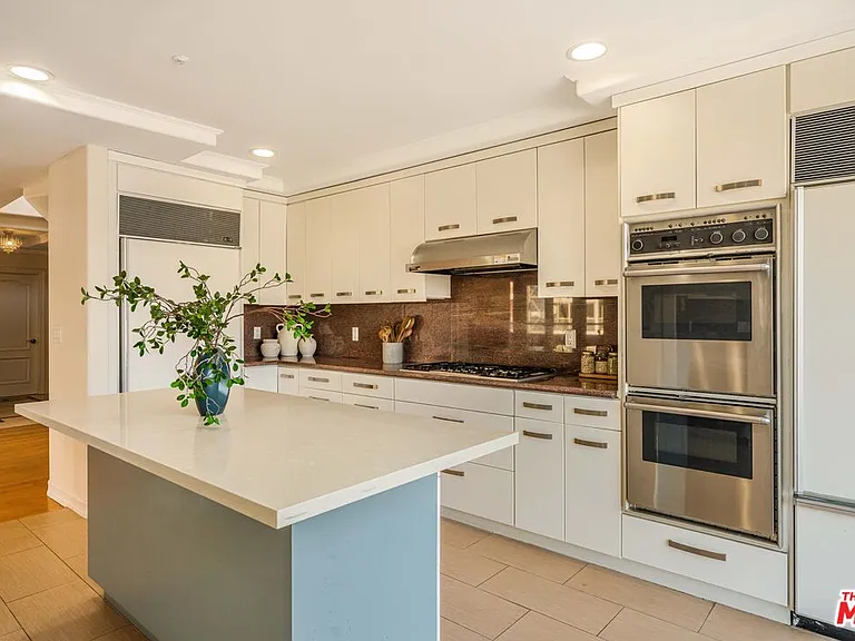 1645 Malcolm Ave #302 — Photo 14