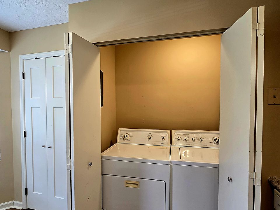Washer/Dryer provided.