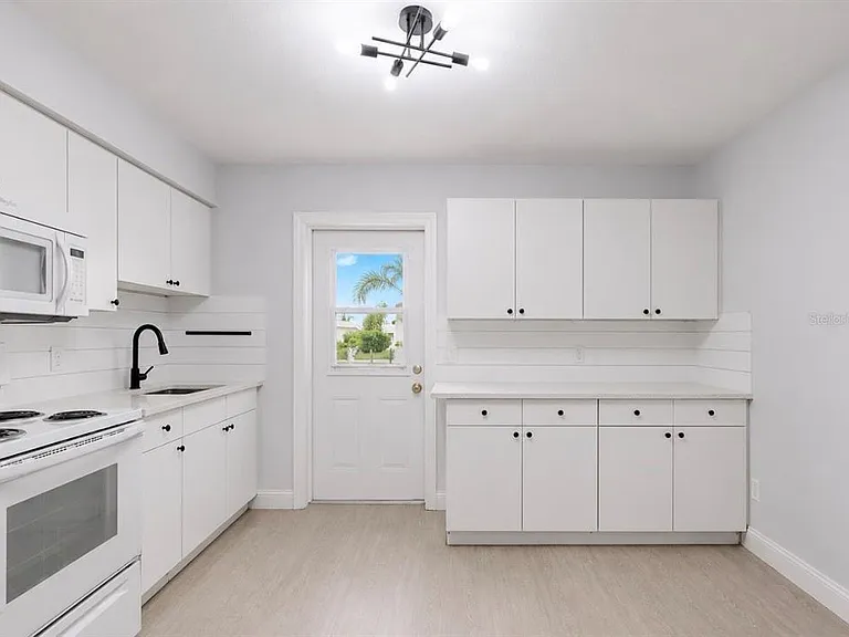 4931 Victoria Dr — Photo 10