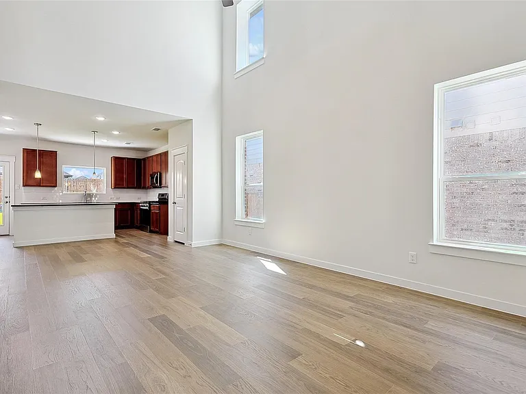 623 Russell Dr — Photo 2