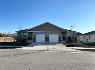 428 SE Rose Garden Ln, Blue Springs, MO 64064