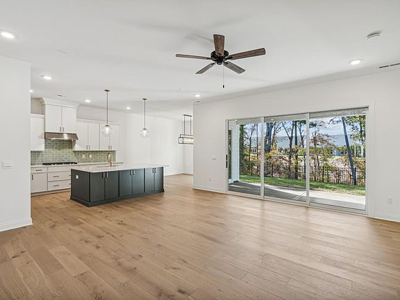 3rd image of 128 Stonender Way