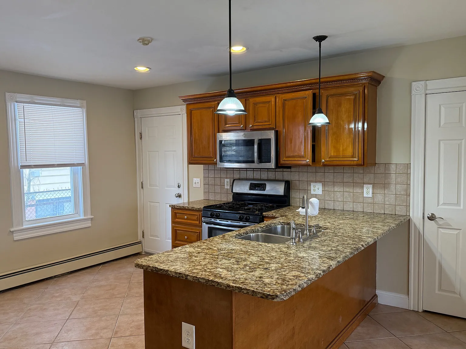 2 bed, 950 sqft, $1,850 — Photo 4