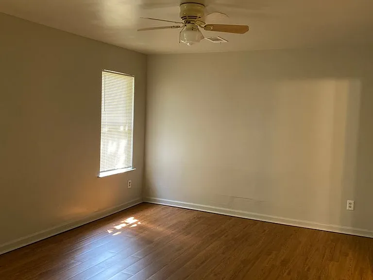 1572 Victor St — Photo 19