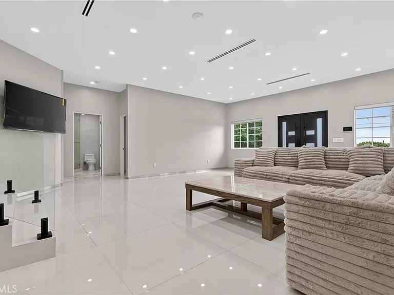 10510 Helendale Ave — Photo 15
