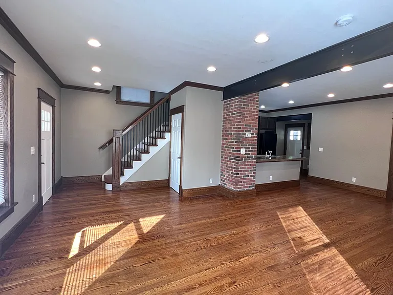 1025 Sherman St SE — Photo 2