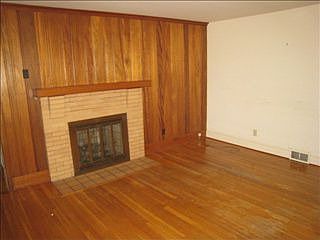 3rd image of 150 Gloucester Ave