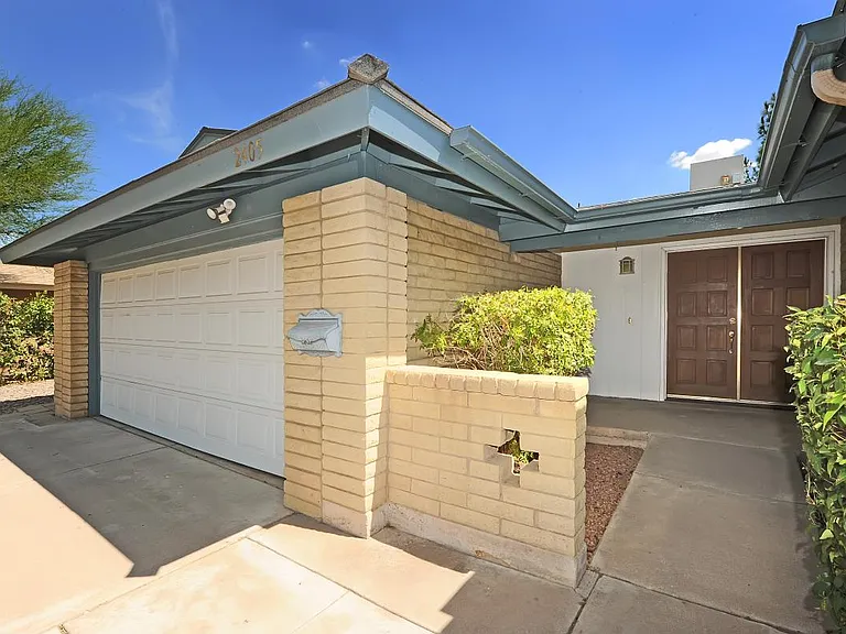 2405 E Huntington Dr — Photo 5