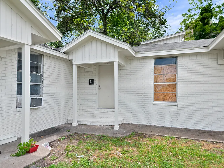 806 E Emily Ave — Photo 2