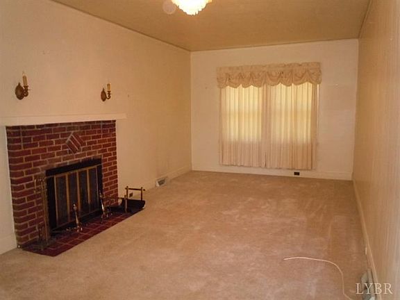 5th image of 210 Ash St