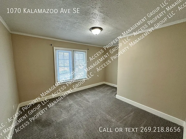 1070 Kalamazoo Ave SE — Photo 17