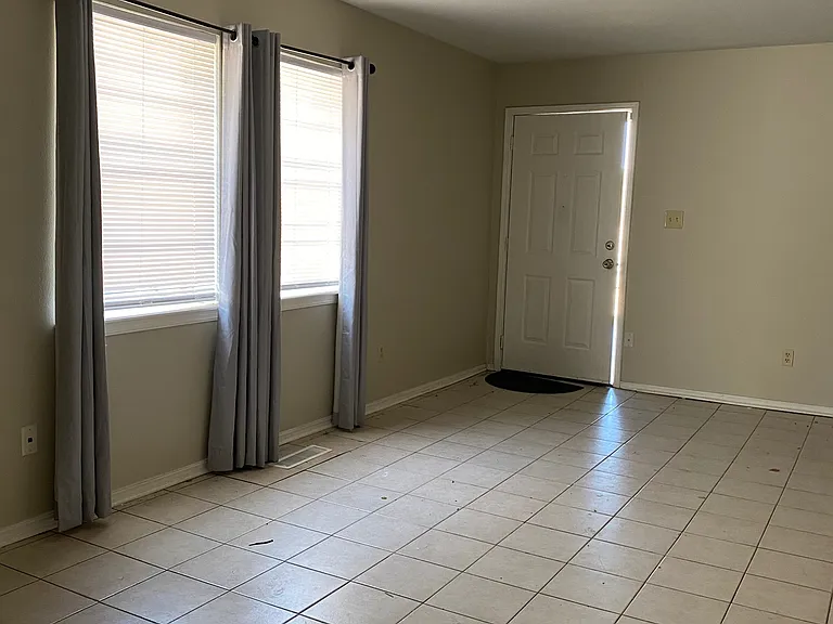 1018 E Main St — Photo 3