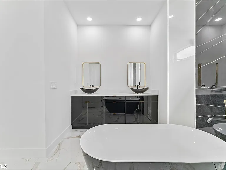 548 Long Island St E — Photo 23