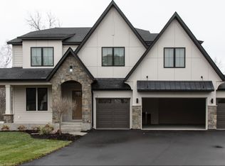 2 Sherwood Trl, North Oaks, MN 55127