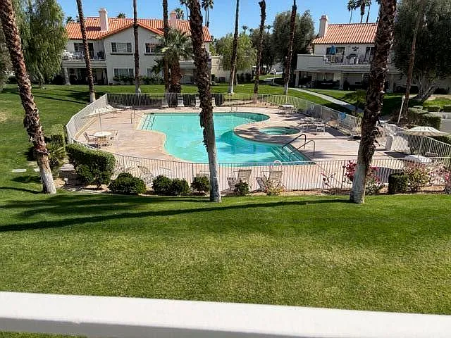 726 Vista Lago Dr N